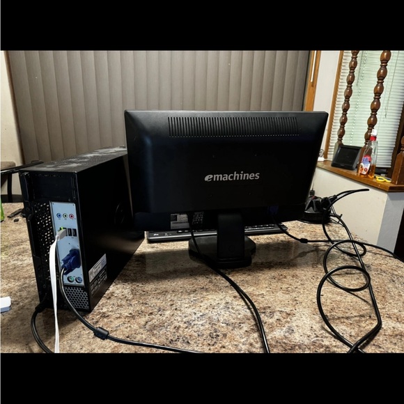 eMachines Desktop Computer Windows 7 Monitor Keyboard Mouse - Picture 2 of 2